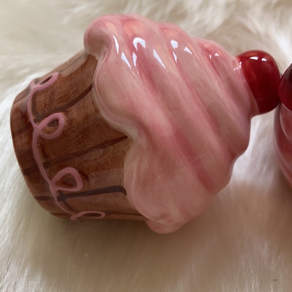 Cute cupcake style salt & pepper shakers. - Picture 4 of 5